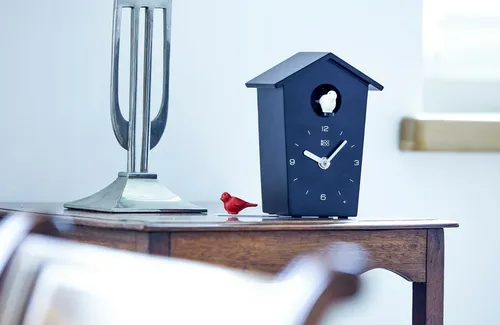 KOOKOO Birdhouse Mini Schwarz - Kuckucksuhr mit 12 Vogelstimmen - Moderne Kuckucksuhr in Schwarz mit wechselbaren Vögelchen. Echte Vogelstimmen und einstellbare Lautstärke sorgen für ein einzigartiges Klangerlebnis. Ideal für Wohnaccessoires und Tierliebhaber.