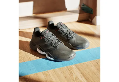 adidas Hallen-Indoorschuhe Stabil 16 schwarz Herren, Größe 42 2/3 (9) - Badmintonschuhe Herren mit adidas BOOST Zwischensohle für maximale Energierückgabe und atmungsaktivem Obermaterial für besten Tragekomfort während des Spiels.