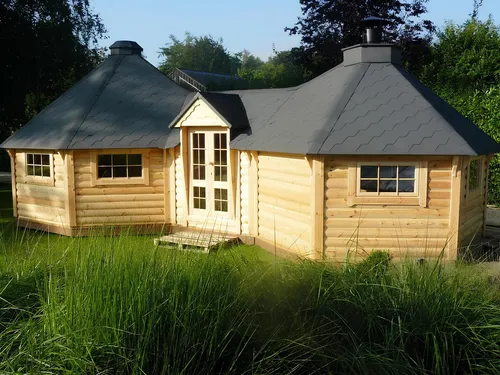 Doppel Grillkota Gartenlaube aus Holz - Skandinavisches Gartenhaus mit Kegeldach, isoliert und langlebig. Ideal für gemütliche Grillabende im Freien. 16,5 m² Platz für entspannte Stunden.