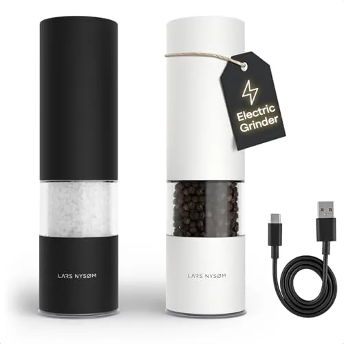 LARS NYSØM Elektrisches Salz- und Pfeffermühlen Set aus Edelstahl - Elegantes 2er Set mit USB-C Aufladung und extern einstellbarem Keramik-Mahlwerk. Ideal für präzises Würzen von grob bis fein, sorgt für frische Gewürze und ein stilvolles Kocherlebnis.