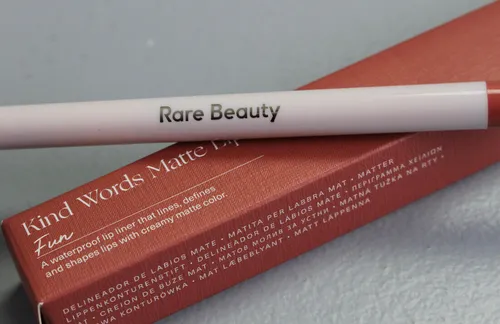 Produktbild RARE BEAUTY Kind Words matt Lippenkonturenstift Lip Liner Fun 0,4g K29-FUN