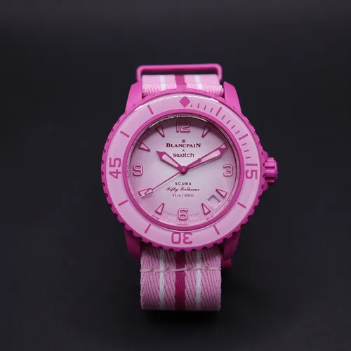 Blancpain x Swatch Fifty Fathoms Pink Ocean - Armbanduhren: Stilvolle Taucheruhr mit kratzfestem Gehäuse und 90 m Wasserdichtigkeit - ideal für Abenteuer und Alltag.