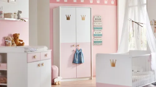 Kleiderschrank Cindy 2 - Drehtürenschrank für das Babyzimmer - Schrank mit 2 Türen in Weiß und Rosé, ideal für Mädchenzimmer. Mit Soft-Close, Kleiderstange und Einlegeboden - perfekt für eine ordentliche und stilvolle Aufbewahrung.