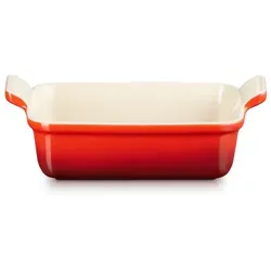 Le Creuset Rechteckige Auflaufform Tradition 19 cm - Hochwertige Steinzeug-Auffaufform in Kirschrot, ideal für gleichmäßiges Garen und ansprechende Präsentation Ihrer Gerichte.