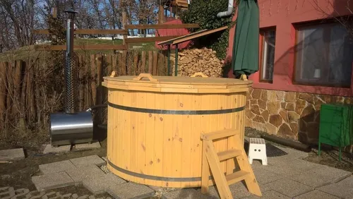 Whirlpool Badefass Garten Bad aus Thermoholz – 8 Plätze - Rundes Outdoor-Spa mit 2550 L Fassungsvermögen, ideal für Entspannung im Garten. Robust aus Thermoholz, 2 Jahre Garantie, Maße: Ø 190 cm, Höhe 1,1 m.