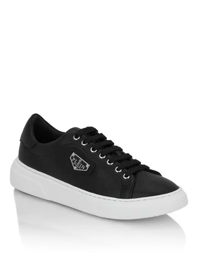 Leather Lo-Top Sneakers Iconic Plein - Elegante Lo-Top-Sneakers von PHILIPP PLEIN aus hochwertigem Leder. Ideal für stilvolle Auftritte, bieten sie Komfort und eine zeitlose Ästhetik für jeden Anlass.