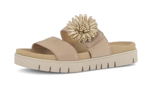 Gabor Pantolette Plateau mit Bast-Zierblüte – Beige 39 EU (6 UK) - Stylische Pantolette mit 3 cm Plateauhöhe, aus hochwertigem Ziegenveloursleder. Der Klettverschluss sorgt für besten Halt. Ideal für entspannte Sommertage mit elegantem Design!