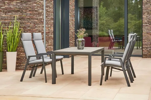 Siena Garden Silva/Valencia Garten-Essgruppe - Moderne Gartenmöbelgarnitur in anthrazit/grau, bestehend aus einem ca. 160 x 90 cm großen Tisch und 4 stufenlos verstellbaren Sesseln. Ideal für gesellige Stunden im Freien mit hohem Sitzkomfort und pflegeleichten Materialien.