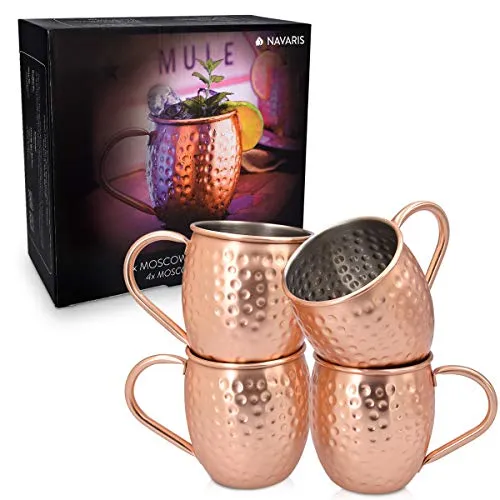 Navaris Moscow Mule Becher 4er Set - Hochwertige Kupferbecher für Cocktails - Cocktailgläser: 4 gehämmerte Kupferbecher aus Edelstahl für puren Trinkgenuss, ideal für Moscow Mule und andere Kaltgetränke, spülmaschinenfest, perfektes Geschenk!