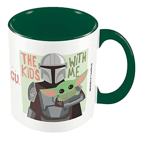 Star Wars The Mandalorian Tasse in Geschenkbox (The Kid's with Me Design), 325 ml, offizielles Merchandise-Produkt, Schwarz