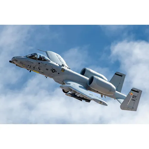 HobbyBoss 1:48 A-10C Thunderbolt II - Gummireifen inklusive - Flugzeuge: 1:48 Modellbausatz des berühmten Düsenflugzeugs mit hochwertigen Gummireifen für authentische Details.