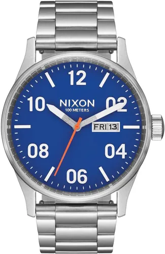 NIXON SENTRY SS Uhr Silber/Kobalt - Elegante NIXON SENTRY SS Uhr in Silber/Kobalt mit robustem Edelstahlgehäuse und gehärtetem Mineralglas. Wasserdicht bis 100 Meter und mit einem stilvollen, konisch zulaufenden Armband für optimalen Tragekomfort.