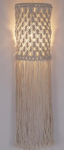 Handgefertigte Makramee Wandlampe Sheela - Ethno Stil aus Bali - Wandleuchte aus Baumwollstoff, fair gehandelt in Indonesien, ideal für Wohnzimmer. Mit 2 Leuchtmittel-Fassungen (E27) für stimmungsvolle Beleuchtung.