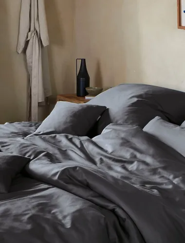 XXXL Bettwäsche Anthrazit, 155x220 cm - Hochwertige Makosatin-Bettwäsche in Anthrazit, hautfreundlich und pflegeleicht. Ideal für Allergiker, Oeko-Tex® zertifiziert, sorgt für erholsamen Schlaf mit edel glänzender Oberfläche.