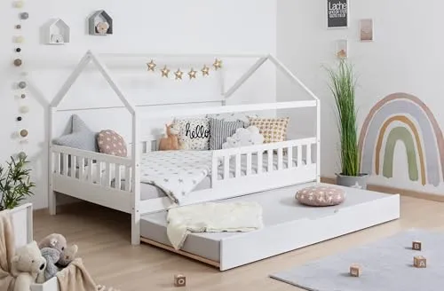 TiCAA Kinderbett Hausbett Kay mit Zubehör - Betten für Kinder: Unser höhenverstellbares Hausbett bietet Sicherheit mit Rausfallschutz und ist aus massivem Kiefer. In drei Farben und fünf Größen erhältlich – ideal für kreative Kinderzimmergestaltungen.