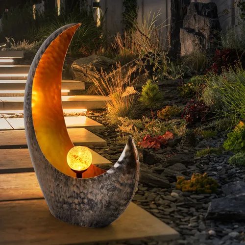 Mondsichel Solarleuchte - Elegante LED Außenlampe für Garten und Terrasse - Diese kunstvoll gestaltete Solarleuchte mit Crackle-Optik und antikem Design sorgt für stimmungsvolles Licht bis zu 8 Stunden und ist spritzwassergeschützt (IP44) – perfekt für jeden Außenbereich.