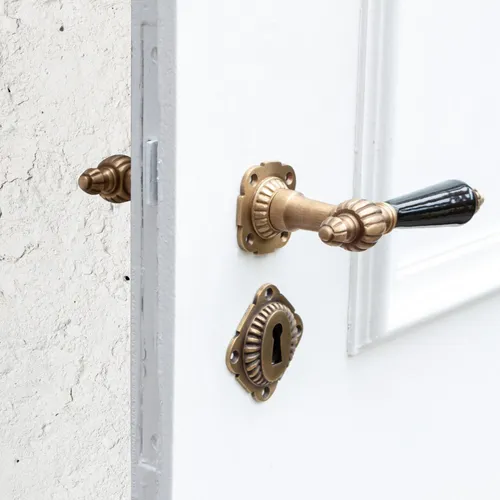 Drückergarnitur für Zimmertüren-Porzellangriff | BB | Messing patiniert