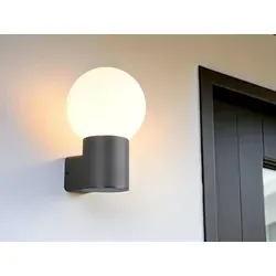 LED Außenwandleuchte Anthrazit mit Glaskugel Weiß, 28cm - Diese stilvolle LED Außenwandleuchte in Anthrazit mit eleganter Glaskugel sorgt für eine angenehme Lichtverteilung. Ideal für den Außenbereich, bringt sie Licht an Fassaden, Gartenhütten oder Terrassen.