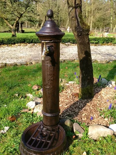 Antikas Wasserspeier Standbrunnen mit Messing-Hahn