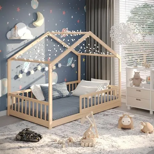 CADANI Malte Kinderbett 120x200 cm – Hausbett mit abnehmbarem Rausfallschutz - SICHERER SCHLAFSPASS FÜR KINDER AB 3 JAHREN – BIS 200 KG BELASTBAR. Das stabile Roll-Lattenrost ermöglicht gemeinsame Abendrituale und bietet Sicherheit durch flexiblen Rausfallschutz. Aus massivem Kiefernholz, ideal für kreative Kinderzimmer.