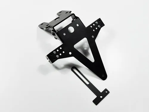 ZIEGER Kennzeichenhalter Classic für Yamaha YZF-R1/R6 - Hochwertiger Kennzeichenhalter für Yamaha YZF-R1 (2002-03) und YZF-R6 (2003-05). Robuste, witterungsbeständige Ausführung in Schwarz, verstellbarer Neigungswinkel und einfache Montage ohne Verkleidungsänderungen.