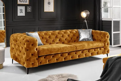 Riess-Ambiente Chesterfield Sofa MODERN BAROCK 235cm in Senfgelb - Elegantes 3-Sitzer Sofa mit hochwertiger Taschenfederkern-Polsterung und edlem Samt-Bezug. Ideal für stilvolle Wohnzimmergestaltung und frei im Raum platzierbar.