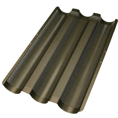Städter Baguette Backblech 37 x 24 cm - Küchenhelfer für 3 Baguettes mit Spezial-Lochung für optimale Wärmeleitfähigkeit, inklusive Rezept in schöner Geschenkverpackung.
