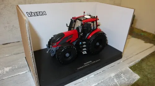 Universal Hobbies UH 6674 in 1:32, Valtra Q305 ROT uni schwarze Felgen, 500 Stüc