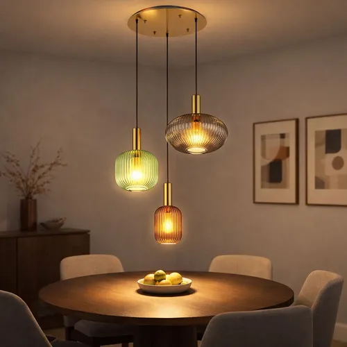 Pendelleuchte Retro messing 3-flammig mit Glas-Schirmen - Stilvolle Hängelampe für Esstische, höhenverstellbar bis 130 cm, individuell gestaltbar mit E27-Leuchtmitteln für optimale Lichtqualität.