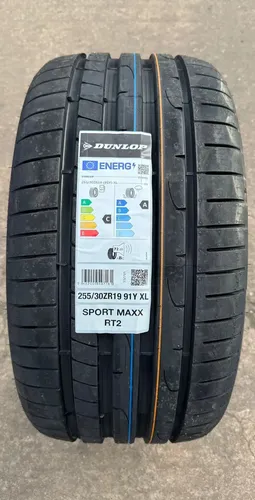 Dunlop Sport Maxx RT2 255/30 ZR19 XL - Sommerreifen für PKW mit hervorragender Nasshaftung (Klasse A) und hoher Geschwindigkeit bis 300 km/h, ideal für sportliche Fahrer.