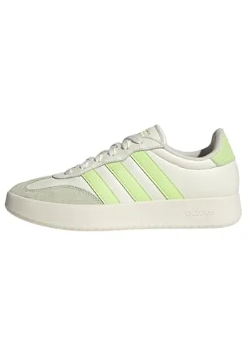 adidas Damen BARREDA Schuhe, Off White/Semi Green Spark, 42 EU - Damen-Sneaker mit regulärer Passform und stylischem T-förmigem Overlay, ideal für den Alltag und bequem dank Gummi-Cupsohle.