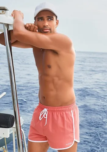 Badeshorts CHIEMSEE Herren XXL, rot (lachs) - Herren-Bademode mit lässigem Design und praktischen Features wie Gesäßtasche mit Klettverschluss. Ideal für den Strand oder Pool, aus trageangenehmem Polyester.