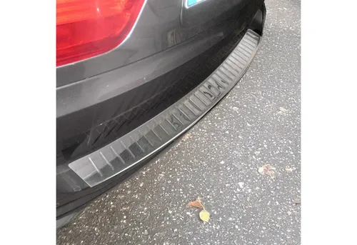 OMAC Ladekantenschutz für BMW X5 E70 2006-2013 – Edelstahl Silber - Schützen Sie die Ladefläche Ihres BMW X5 E70 vor Kratzern und Stößen. Der langlebige Edelstahl-Ladekantenschutz bietet eine maßgeschneiderte Passform und einfache Installation ohne Bohren.