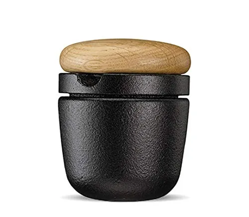 SKEPPSHULT 0711E Kräutermühle, Cast Iron - Küchenhelfer mit hochwertigem Gusseisen und einem eleganten Eichenholzdeckel für müheloses Mahlen von Kräutern und Gewürzen.