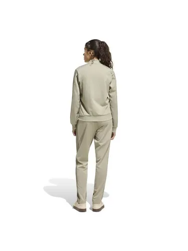 adidas Women's ESSENTIALS 3-STRIPES Track Suit in Wonder Cargo - Stylischer Trainingsanzug mit regulärer Passform. Aus 100 % recyceltem Polyester, ideal für aktiven Alltag. Mit durchgehendem Reißverschluss und elastischem Bund für optimalen Komfort.