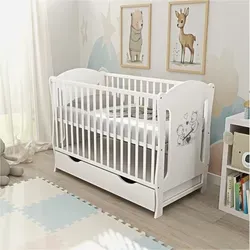 Baby-Delux Babybett Lia 120x60 cm mit Schublade und Komfortmatratze - Weiß - Das Babybett Lia aus hochwertigem Kiefer-Massivholz bietet durch das Teddy-Motiv eine ansprechende Optik. Mit höhenverstellbarem Lattenrost und herausnehmbaren Schlupfsprossen ist es ideal für wachsende Kinder und sorgt für Ordnung dank integrierter Schublade.