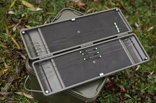 Korda Large Rig Safe - Ködereimer mit großem Stauraum für bis zu 20 Rigs, ideal für Angler, die Ordnung und Schnelligkeit beim Fischen schätzen.