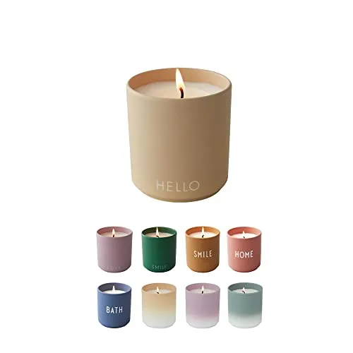 suebidou Duftkerze 'Hello' beige - Duftkerze 'Hello' in beige, aus feinem Knochenporzellan, mit erfrischendem Blumenduft. Ideal für einladende Atmosphäre und entspannende Wellness-Momente in deinem Zuhause.