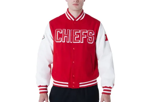 New Era Varsity NFL SIDELINE Jacke - Kansas City Chiefs - XX - Stylische Varsity Jacke aus der NFL SIDELINE 2025 Kollektion. Mit Kunstleder-Ärmeln und praktischen Druckknöpfen. Team-Patch auf Brust und Rücken sorgt für echten Fan-Look. Ideal für kalte Tage und sportliche Auftritte.