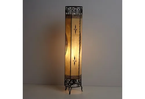 Casa Moro Stehlampe Henna aus Leder & Eisen, 100-130 cm, Marokko - Diese handgefertigte Stehlampe Henna aus echtem Ziegenleder und Eisen sorgt für eine warme Lichtatmosphäre. Ideal als stilvolles Dekorationsobjekt für Wohn- und Schlafräume. Jedes Stück ist ein einzigartiges Unikat.