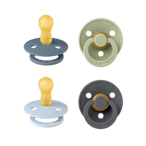 BIBS Colour Schnuller 4er-Pack - BPA-frei, Kirschform Nippel, Naturkautschuk, Baby Blue Mix - Set aus vier BIBS Colour Schnullern mit runden Nippeln, die die Form der mütterlichen Brust imitieren. Ideal für Babys von 6-18 Monaten, hergestellt in Dänemark mit geprüfter Qualität. 100% BPA-frei und EN1400+A2-zertifiziert.