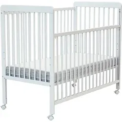 AT4 Babybett Holz mit Rollen 60x120 ESSENTIEL Weiß - Gitterbett mit verstellbarem Lattenrost in 3 Höhen und 4 multidirektionalen Rollen für einfache Mobilität, ideal für bequeme Nächte mit Ihrem Baby.