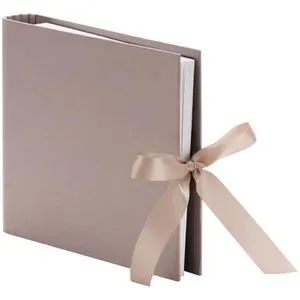 Rössler-Papier Fotoalbum 13161147496 - Ringfotoalbum in taupe, 23 x 21 cm mit 50 weißen Seiten für 100 Fotos. Handgefertigt, strapazierfähig und mit elegantem Seidenbandverschluss.