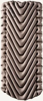 KLYMIT STATIC V Luxe Isomatte Stone - Luxuriöse, extra große Isomatte für maximalen Komfort beim Schlafen im Freien. Mit patentierter Body Mapping Technologie und integrierten Side Rails für sicheren Schlaf und optimale Unterstützung.