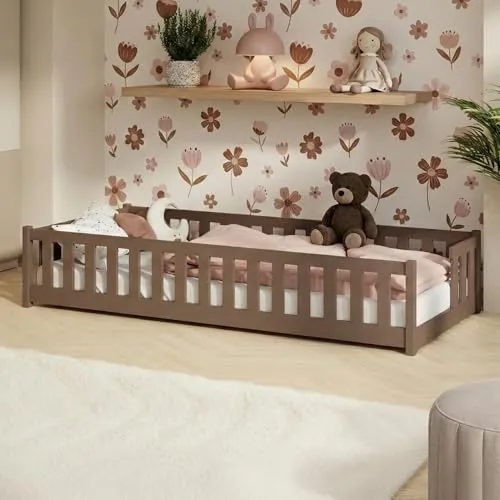 Kids Collective Kinderbett Bodenbett mit Rausfallschutz 80x160 cm - Braun - Das Kids Collective Bodenbett kombiniert Sicherheit und modernes Design. Mit Rausfallschutz und Lattenrost ermöglicht es einen einfachen Ein- und Ausstieg, ideal für die Selbstständigkeit Ihres Kindes.