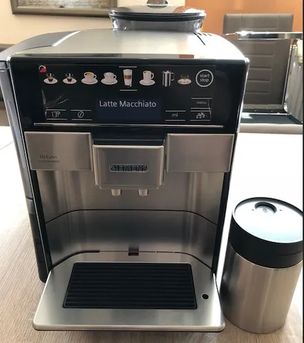 Siemens Kaffeevollautomat TE657M03DE EQ.6 plus s700 b - Intuitives coffeeSelect Display, zwei Cappuccinos gleichzeitig und iAroma-System für perfekten Kaffeegenuss