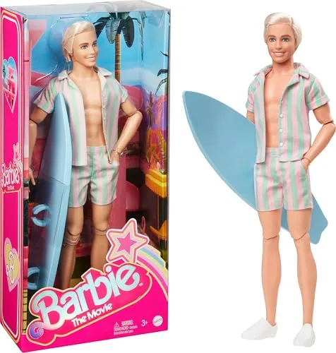 Barbie The Movie - Ken-Puppe mit Surfbrett - Puppen für Filmfans, bewegliche Ken-Puppe im lässigen Surf-Outfit mit platinblondem Haar und passenden Accessoires, ideal als Geschenk für Kinder ab 3 Jahren.