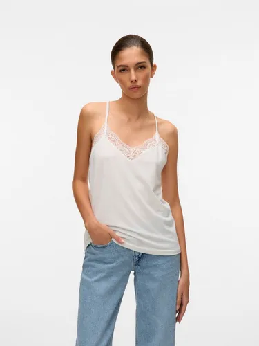 Vero Moda Spitzentop VMANA in Snow White - Feminin geschnittenes Spitzentop mit V-Ausschnitt und Spaghettiträgern, perfekt für stilvolle Sommerlooks. Aus elastischem Jersey für optimalen Tragekomfort.