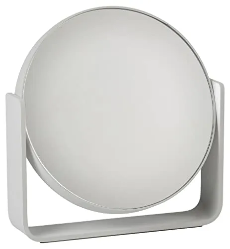 Zone Denmark Ume Tischspiegel mit 5-facher Vergrößerung - Tischspiegel in Soft Grey, ideal für präzises Makeup mit 5-facher Vergrößerung. Stabiler Aluminiumrahmen und modernes Design, perfekt für jede Einrichtung.