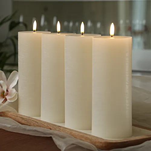 LED Kerzenset PIA Uyuni Rustik-Optik 20cm mit Fernbedienung - 4er Set LED Kerzen in Rustik-Optik, 20cm hoch, inkl. Fernbedienung und Batterien. Genießen Sie die warme, flackernde Lichtatmosphäre mit einem 6-Stunden-Timer und bis zu 1000 Stunden Leuchtdauer!